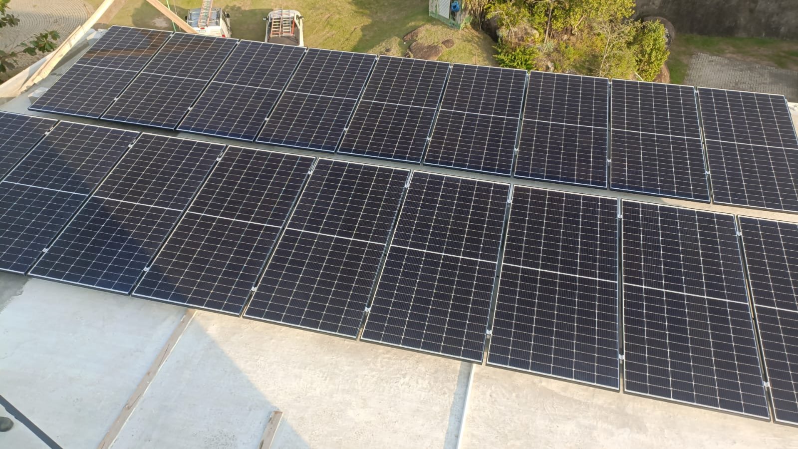 Instalação de painéis solares fotovoltaicos em telhado